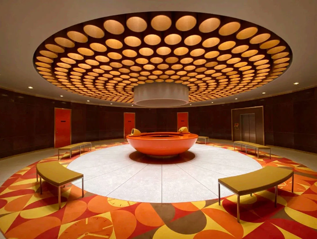 《洛基》的布景设计大量借鉴了上20 世纪中叶的经典现代主义建筑